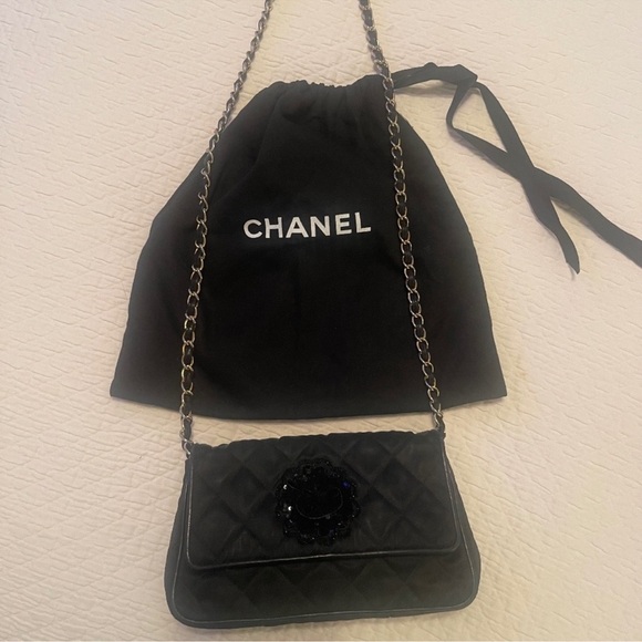 VINTAGE CHANEL Black Quilted Crossbody Bag with Chain - Picture 2 of 8